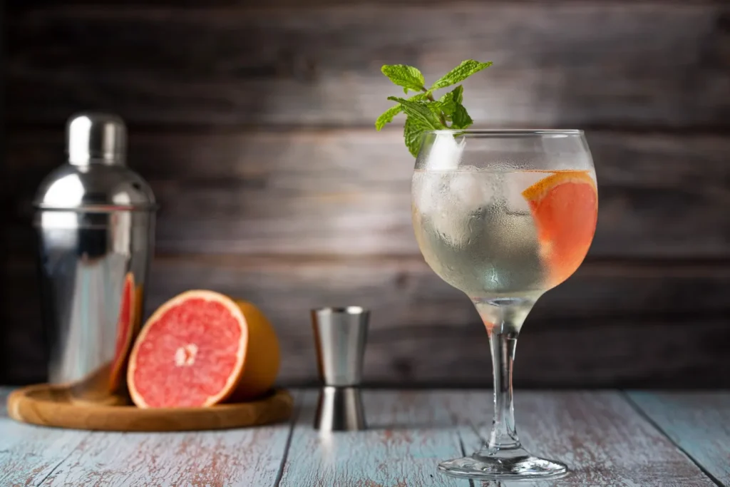gin-tonic-garnished-with-grapefruit