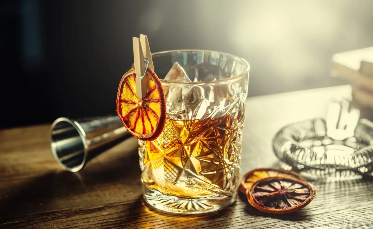 classic-cocktail-drink-crystal-glass-bar-counter