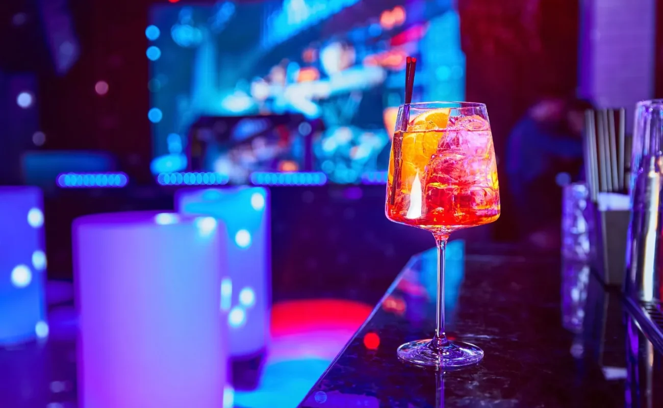 gin-cocktail-with-ice-piece-orange-bar-counter