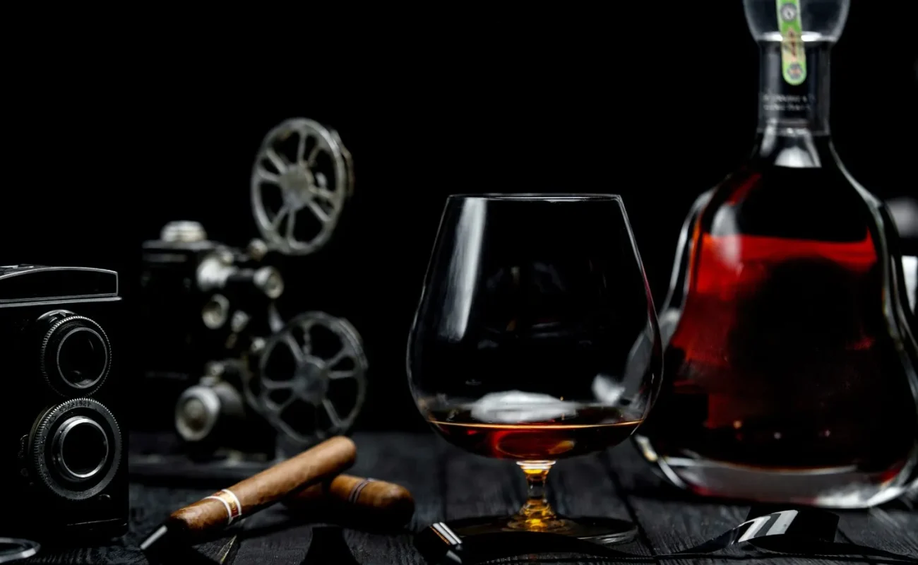 glass-cognac-cigar-wooden-table
