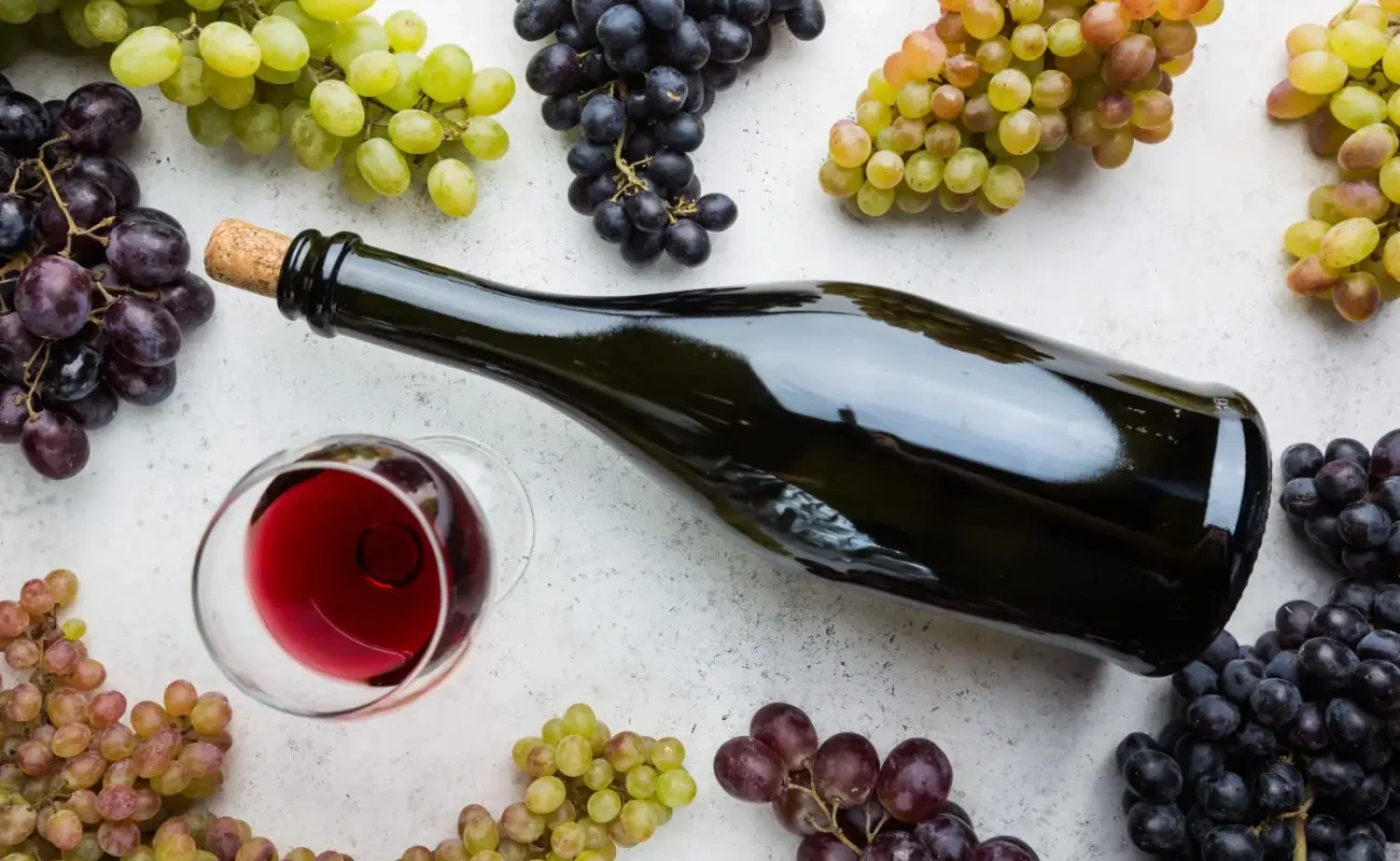 port-wine-glass-ripe-grapes