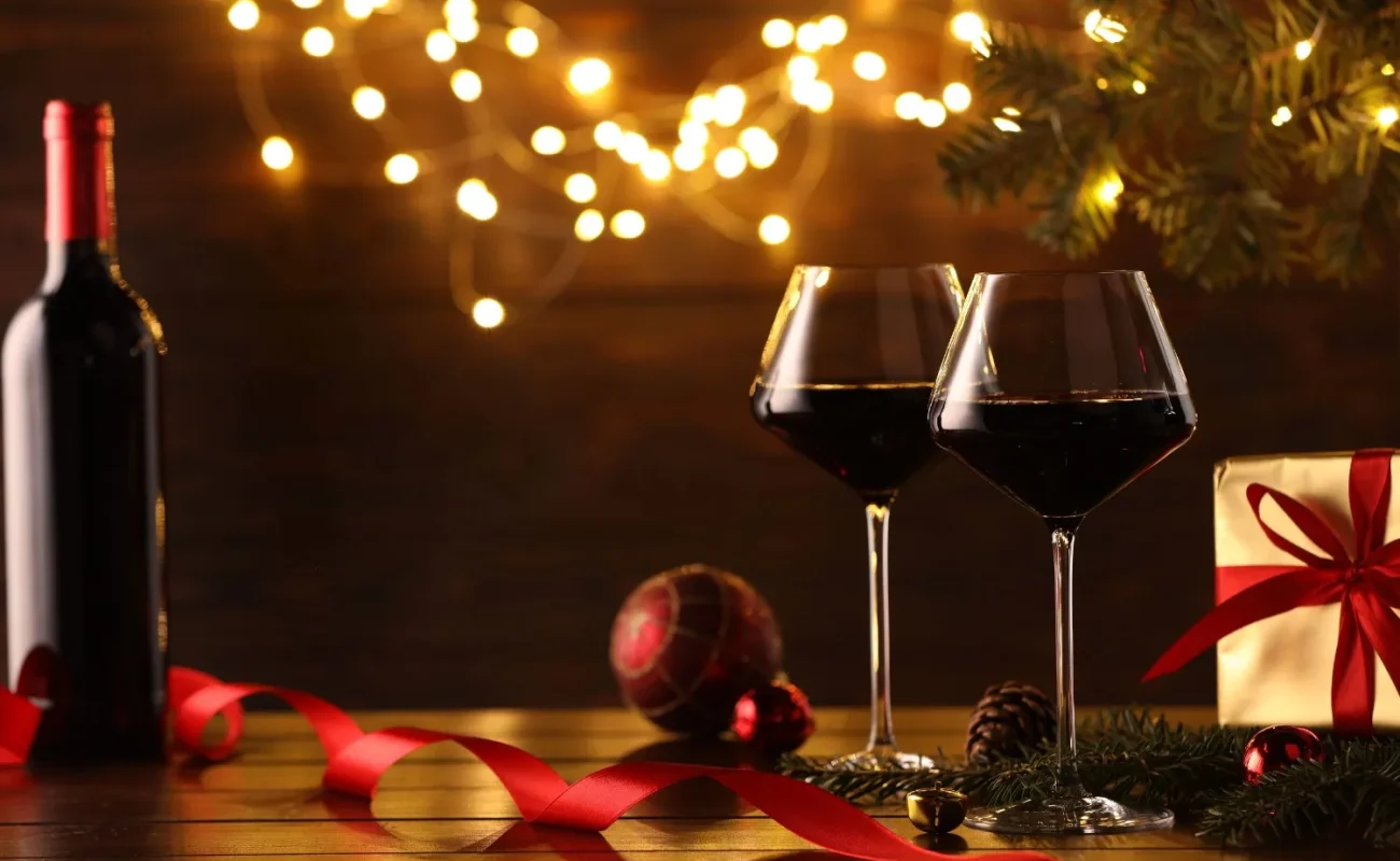 red-wine-beautiful-christmas-decor-wooden-table