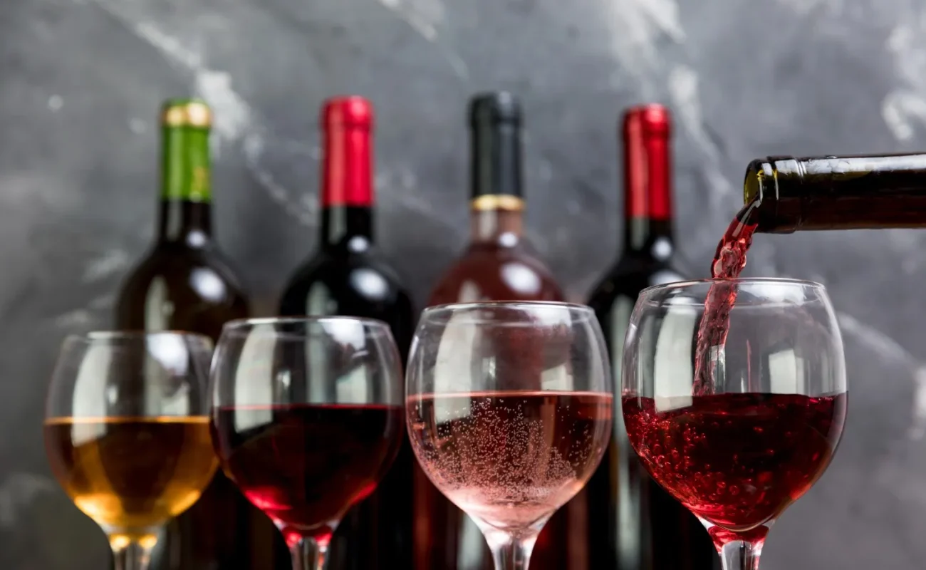wine-bottle-filling-wineglass