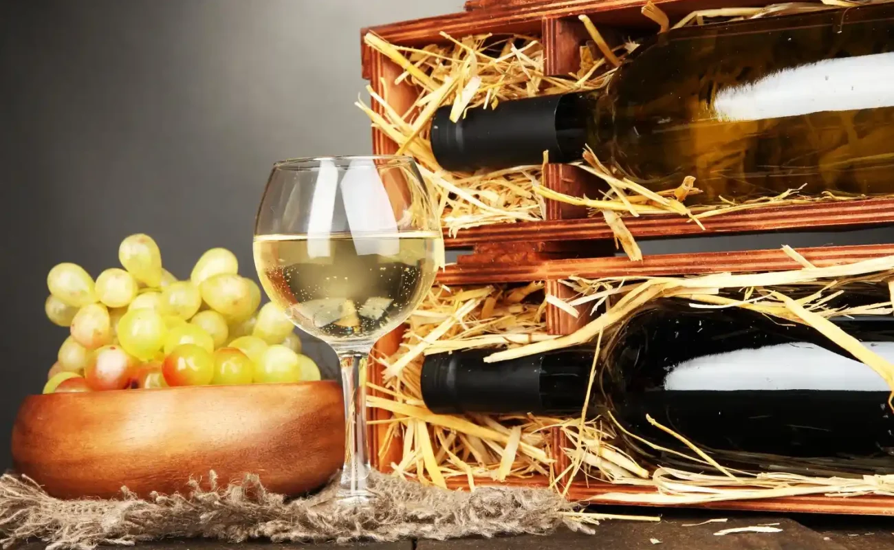 wooden-case-with-wine-bottles-glass